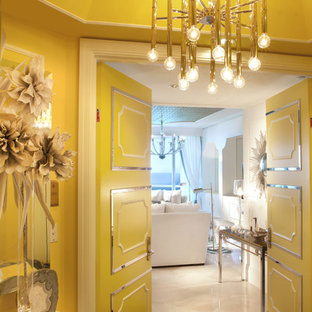 マイアミのエクレクティックスタイルのおしゃれな玄関 (黄色い壁、白い床) の写真