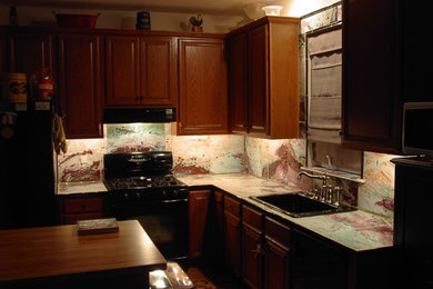 Imagen de cocina actual grande con encimera de azulejos, salpicadero multicolor y salpicadero de azulejos de porcelana