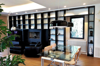 Foto de sala de estar con biblioteca abierta actual grande con suelo de madera clara, chimenea lineal, marco de chimenea de madera, televisor independiente, bandeja y boiserie