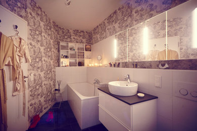 Modernes Badezimmer mit Eckbadewanne in Frankfurt am Main