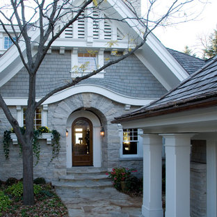 Foto på ett vintage trähus, med två våningar och sadeltak