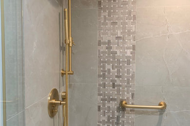 Example of a mid-sized transitional kids' single-sink bathroom design in Los Angeles with quartz countertops