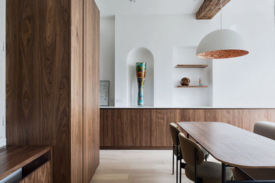 Offenes, Kleines Modernes Esszimmer ohne Kamin mit weißer Wandfarbe und hellem Holzboden in Paris