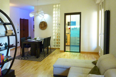 Idee per un soggiorno boho chic di medie dimensioni e aperto con pareti bianche, parquet chiaro e pavimento beige