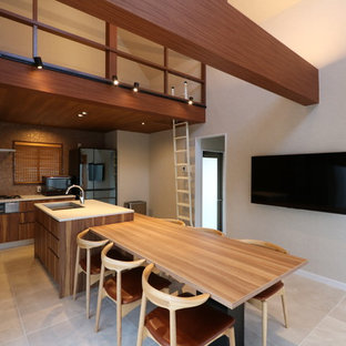 京都のモダンスタイルのLDKの画像 (マルチカラーの壁、ベージュの床)