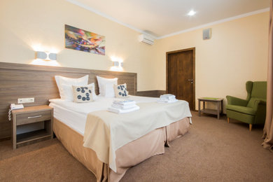 Foto de habitación de invitados blanca y madera mediterránea grande sin chimenea con paredes beige, moqueta, suelo beige y papel pintado