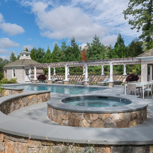 Klassisches Sportbecken hinter dem Haus in rechteckiger Form mit Poolhaus in Boston