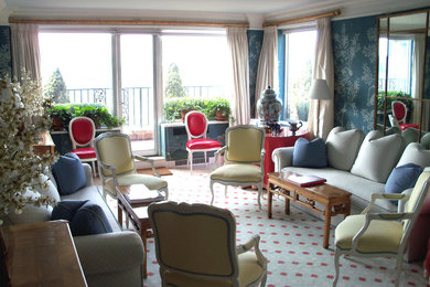 Foto de salón para visitas cerrado tradicional grande sin chimenea y televisor con paredes azules y moqueta