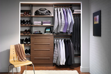 Transitional closet photo in Toronto