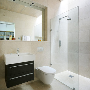 Foton och badrumsinspiration för badrum i Hampshire, med beige kakel