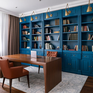 Foto di uno studio minimal con libreria, parquet scuro, nessun camino, scrivania autoportante e pavimento marrone