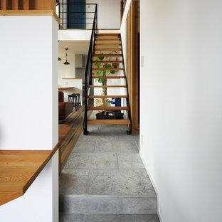 他の地域の木のインダストリアルスタイルのおしゃれな階段 (金属の手すり) の写真