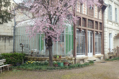 Modelo de fachada de casa pareada marrón bohemia grande de dos plantas con revestimiento de vidrio