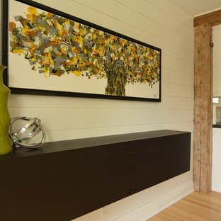 モントリオールの中サイズのインダストリアルスタイルのLDKの画像 (白い壁、淡色無垢フローリング)