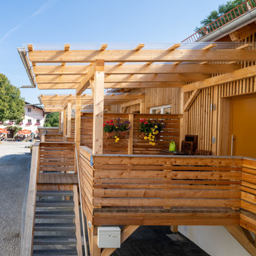 Zugang über überdachte Holz-Terrasse