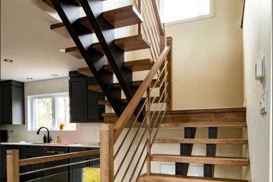 Diseño de escalera en U escandinava grande con escalones de madera, contrahuellas de madera y barandilla de varios materiales