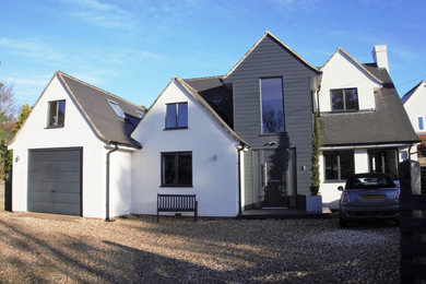 Zweistöckiges Modernes Einfamilienhaus mit schwarzer Fassadenfarbe, Ziegeldach und schwarzem Dach in Buckinghamshire