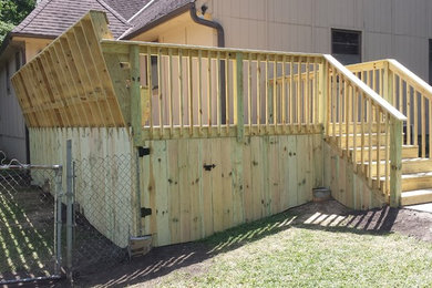 Inspiration for a mid-sized contemporary backyard deck remodel in Kansas City with no cover