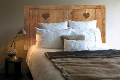 Design ideas for a mid-sized country bedroom in Lille.