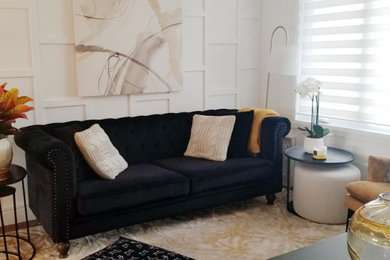 Example of a transitional living room design in Montreal