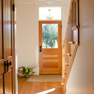 Foto di un ingresso o corridoio chic con pareti bianche, pavimento in legno massello medio e pavimento arancione