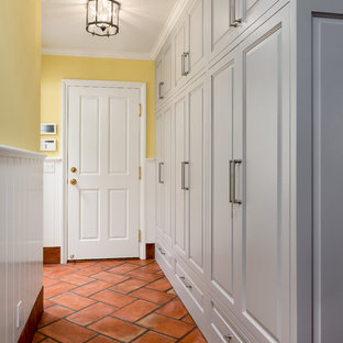 Idéer för vintage hallar, med rött golv och gula väggar