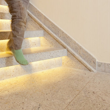 Treppenrenovierung mit Naturstein und LED Beleuchtung über eine Holztreppe