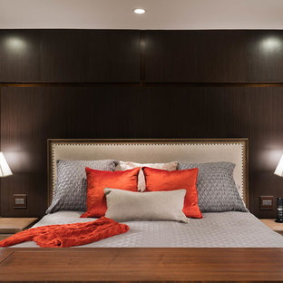 Idéer för ett mycket stort klassiskt huvudsovrum, med gröna väggar och travertin golv