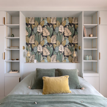 Chambre avec lit pont sur mesure — placards et papier peint végétal, Paris 15e