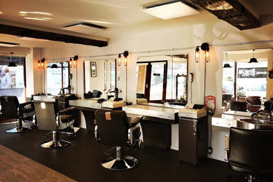 Home design - industrial home design idea in Hampshire