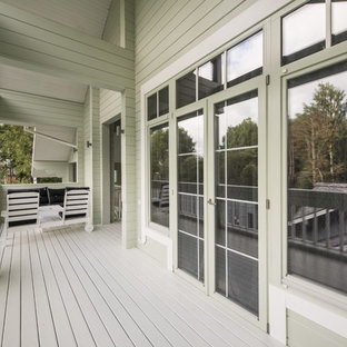 モスクワのトラディショナルスタイルのおしゃれなデッキの写真