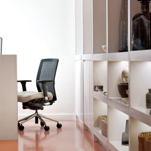 Mittelgroßes Modernes Arbeitszimmer mit Arbeitsplatz, weißer Wandfarbe, Linoleum, freistehendem Schreibtisch und orangem Boden in Calgary
