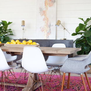 На фото: большая гостиная-столовая в современном стиле с белыми стенами, светлым паркетным полом и серым полом без камина с