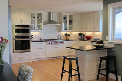 Trendy kitchen photo in Seattle