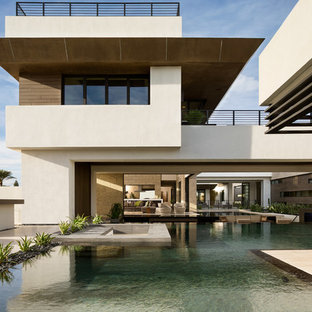 ラスベガスの巨大なオーダーメイドコンテンポラリースタイルのおしゃれなプール (コンクリート板舗装	) の写真