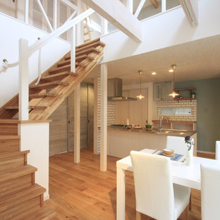 京都の北欧風 LDKの画像 (マルチカラーの壁、無垢フローリング)