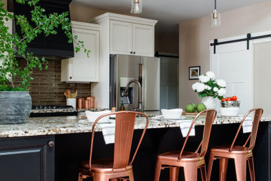 Example of a classic kitchen design in Seattle