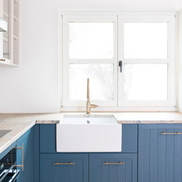 Küche in blau mit Spülstein
