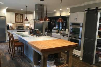Kitchen - farmhouse kitchen idea in Little Rock