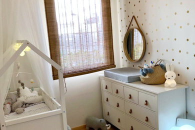Small scandinavian kids' room in Madrid with white walls, laminate floors and brown floor for boys.