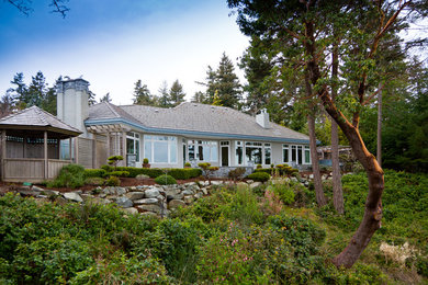 Large craftsman beige one-story stucco exterior home idea in Vancouver