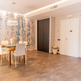 ナポリの中サイズのモダンスタイルのLDKの画像 (グレーの壁、磁器タイルの床、グレーの床)