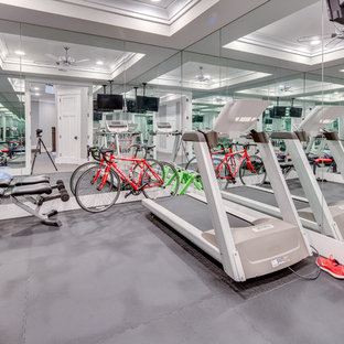 ワシントンD.C.の小さいトランジショナルスタイルのおしゃれな多目的ジムの写真