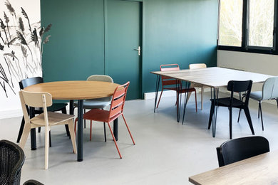 Imagen de comedor minimalista con paredes verdes y papel pintado