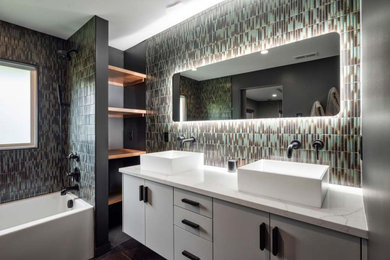 Example of a 1950s bathroom design in Seattle
