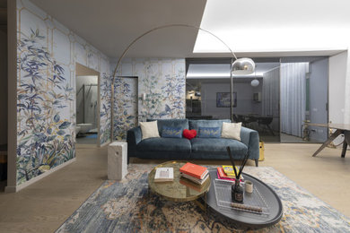 Ejemplo de salón abierto actual de tamaño medio con paredes grises, suelo de madera clara, pared multimedia y papel pintado
