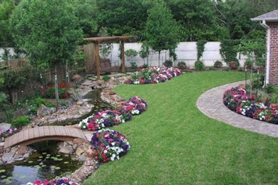 Inspiration for a traditional landscaping in Vancouver.