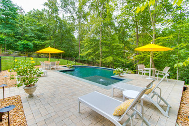 Inspiration for a contemporary landscaping in Richmond.