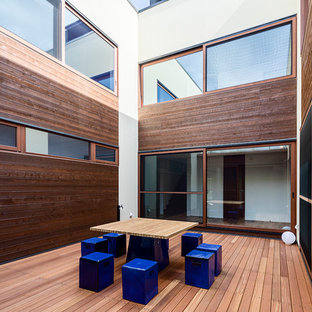 横浜のモダンスタイルのおしゃれな中庭のテラス (デッキ材舗装、日よけなし) の写真