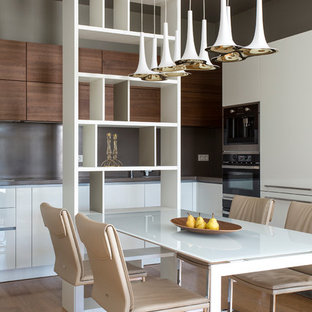 Идея дизайна: кухня-столовая в современном стиле с серыми стенами и светлым паркетным полом
